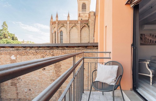 Historic Center Apartment | Cavalleria Rusticana: A historic building that comes to life in the magic of the theatre