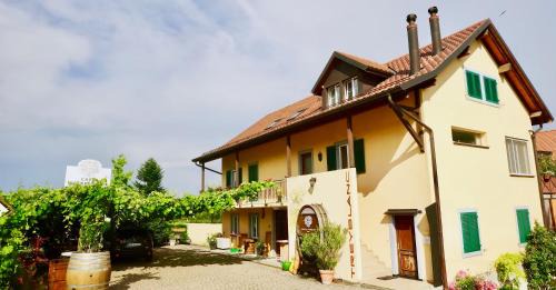 Luins Bed & Breakfast | Cave Du Treyblanc