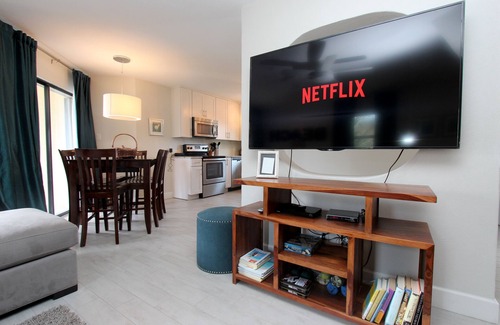 Seven Mile Beach Condo | 🌴 Cayman Reef 57 COMPLETELY RENOVATED! 3 King Beds Granite Stainless Modern