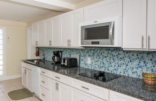 Colliers Bay Villa | Cayman Snuggle Beach - 1 OR 2 Bedrooms right on the Beach!
