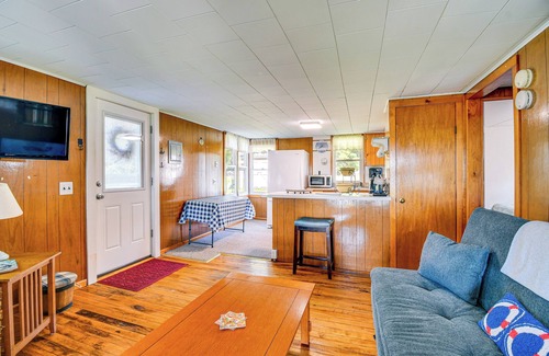 Poplar Ridge Cottage | Cayuga Lake Cottage: Private Dock & Deck!