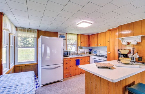 Poplar Ridge Cottage | Cayuga Lake Cottage: Private Dock & Deck!