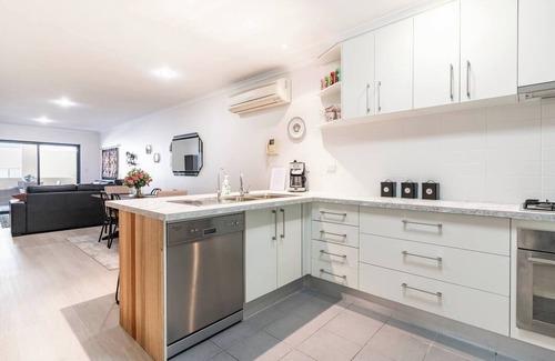 Adelaide Central Business District Apartment | CBD 2bedrms 2 onsuite bathrms, free parking and WiFi, sleeps 8n