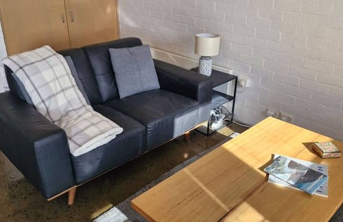 Geelong Apartment | CBD Geelong Apt w/Free Parking