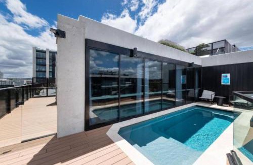 Reid Apartment | CBD - Pool - Sleeps 4 - Parking