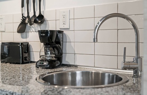 Brookwood Apartment | (CCC) Clean, Cozy, Convenient Studio in Buckhead w/Free Parking