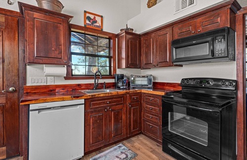 Fredericksburg House | Cedar Bliss | Pet-friendly | Firepit | Relaxing