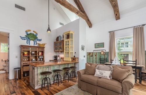 Olde Town Cottage | Cedar Bluff Cabin in May in Old Town Bluffton on the river