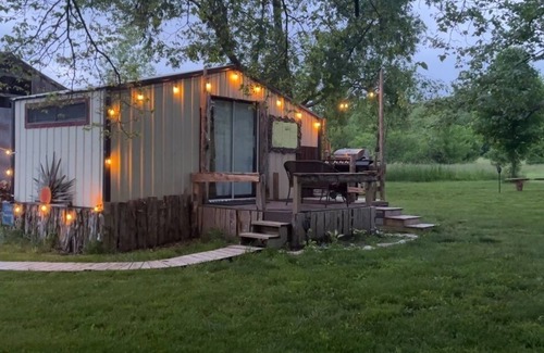 Hartsburg House | Cedar Bungalow - Peaceful & Relaxing Glamping Farm Getaway
