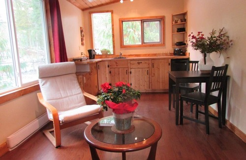 Kaslo Cottage | Cedar Cottage, private & cozy experience