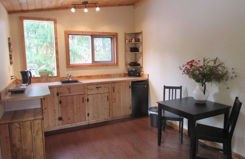 Kaslo Cottage | Cedar Cottage, private & cozy experience