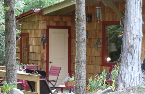 Kaslo Cottage | Cedar Cottage, private & cozy experience