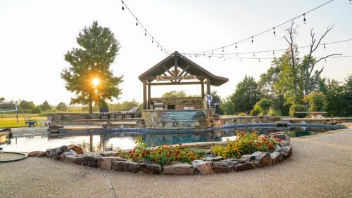 Kemp House | Cedar Creek Ranch-Pool, Lrg Grp, Minutes from Lake