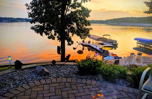 Annandale House | CEDAR ESCAPE - Your Lake Home Away From Home