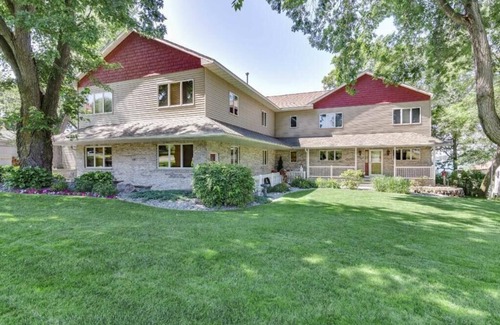 Annandale House | CEDAR ESCAPE - Your Lake Home Away From Home