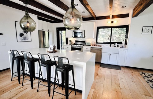 Idyllwild House | Cedar Haus: Modern Family Haven w Game Room, Hot Tub, EV Charger, Fully Fenced Y