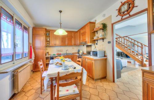 Angera House | Cedar House Villa Few Minutes From Lake - Happy Rentals