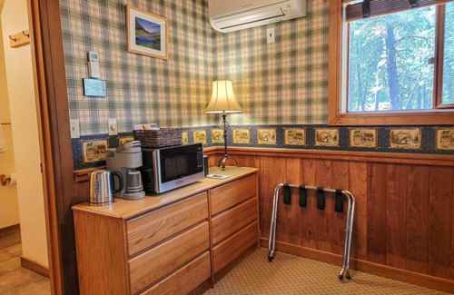 Mazama House | Cedar Plus - large room at The Inn At Mazama