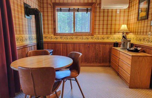 Mazama House | Cedar Plus - large room at The Inn At Mazama