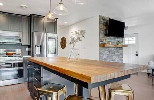 Tichigan House | Cedar Point Retreat-Hot tub, Kayaks, Ice Fishing