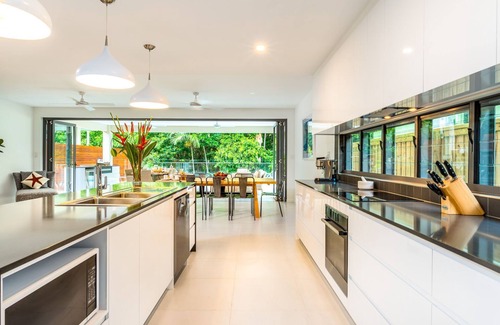 Palm Cove House | Cedar & Sea Perfect Position WINNER 2019 HIA AWARD