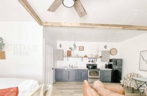 Snowflake Apartment | Cedar Studio on Meadowlark, private studio apt