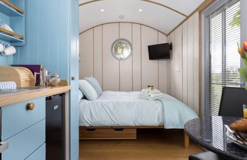 Whitchurch Cabin | Cedar Tree is a compact yet luxurious shepherd’s hut for couples overlooking the North Wessex Downs.