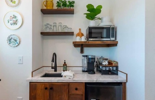 Elm Mott RV Rental | Cedar Waxwing Treehouse(15 MIN to Magnolia/Baylor)