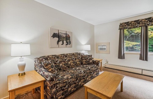 West Bridgewater Hotel | Cedarbrook Deluxe one bedroom suite located on 2nd floor with outdoor heated pool 21820