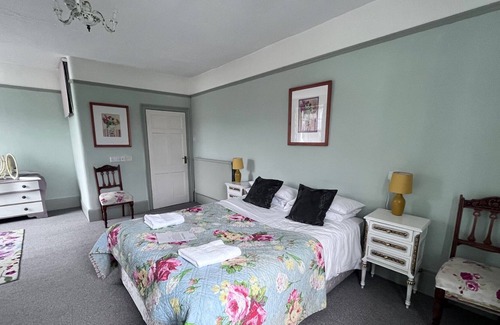 Whitchurch House | Cedars House: Six Bedroom Village House Sleeps 12