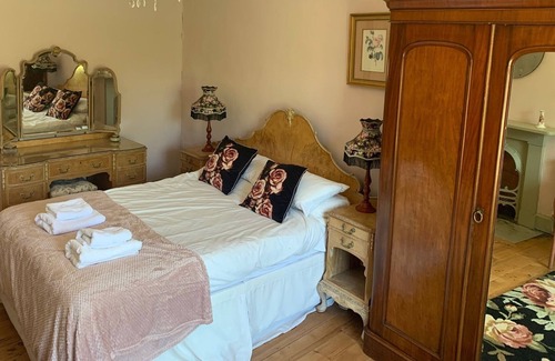 Whitchurch House | Cedars House: Six Bedroom Village House Sleeps 12