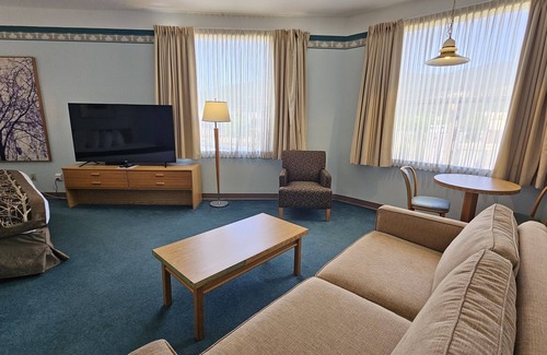 Gibsons Hotel | Cedars Inn Hotel & Convention Center