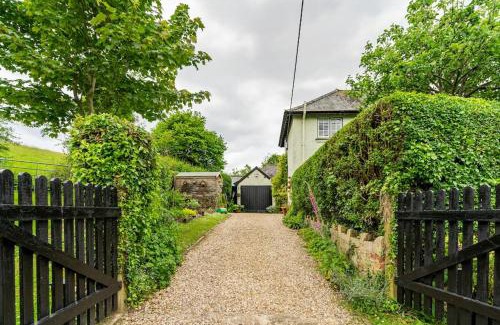 Combpyne House | Cedra Cottage - Vintage Country Hideaway