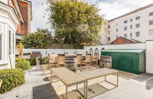 Portsmouth House | Celebration Venue - Hot Tub and Spa hire Sleeps 30