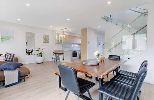 Mount Eden House | Central Oasis Townhouse with Parking and Air-con