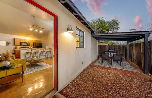 Blenman-Elm Apartment | Central/1 BR & 1 BA/Guesthouse/Fenced/Cozy