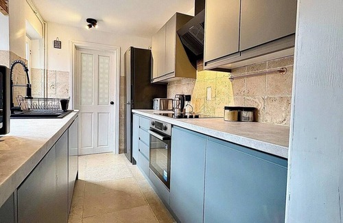 Hereford House | Central 2BR I Pets I Parking