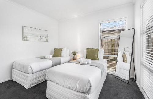 Hamilton House | Central 2brm Retreat, Modern, Close to Shopping - By KOSH BNB