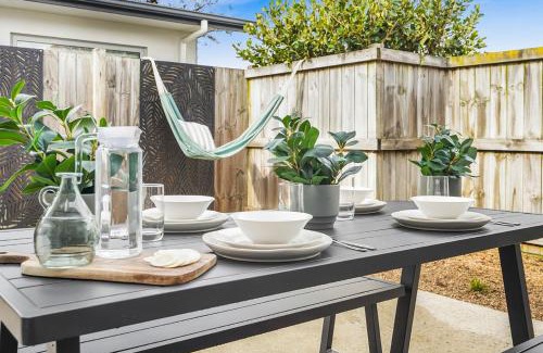 Hamilton House | Central 2brm Retreat, Modern, Close to Shopping - By KOSH BNB