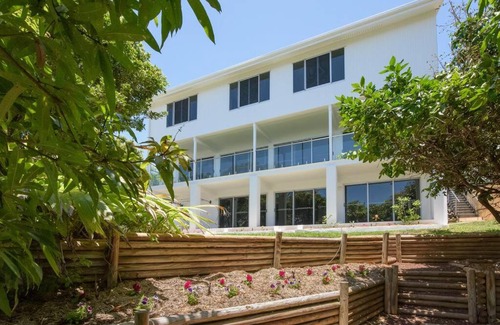 South Gladstone House | Central 5BR +4Bath with pool and sea views