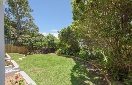 South Gladstone House | Central 5BR +4Bath with pool and sea views