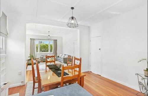 Gisborne House | Central and Affordable - Cute Art Deco