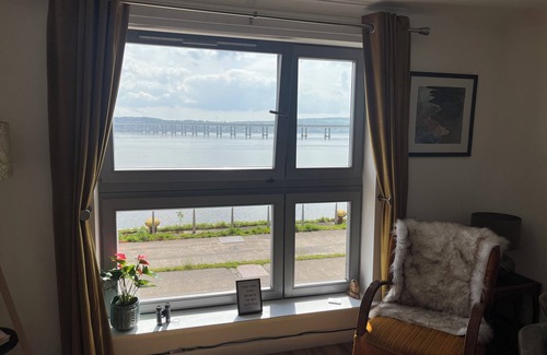 Dundee Apartment | Central and modern first floor apartment overlooking the Tay estuary.