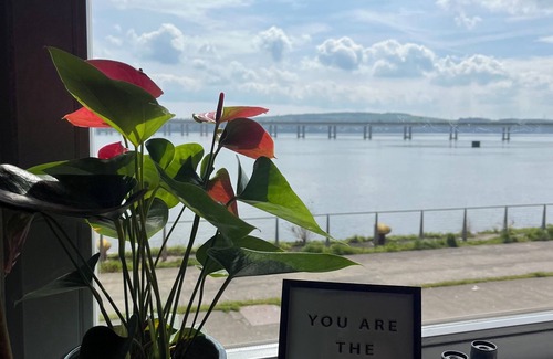Dundee Apartment | Central and modern first floor apartment overlooking the Tay estuary.