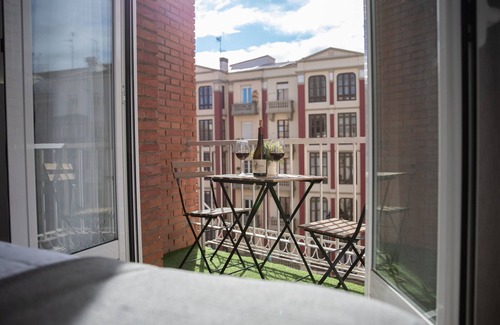 Logrono Apartment | Central Apartment in Logroño: 5-Min Walk to Calle Laurel & Gran Vía, Next to City Hall