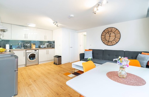Andover Apartment | Central Apartment with 55 ' Smart TV, Netflix, Amazon Prime TV, Super King Bed