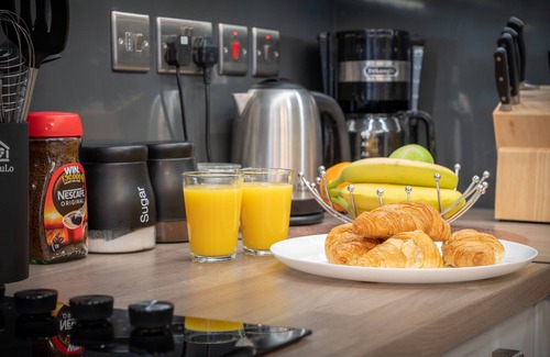 Andover Apartment | Central Apartment with 55 ' Smart TV, Netflix, Amazon Prime TV, Super King Bed