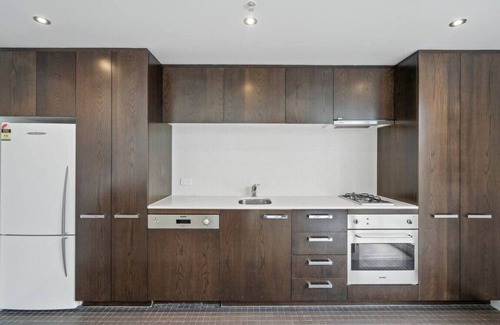 East Melbourne Apartment | Central apt with Parking & Pool