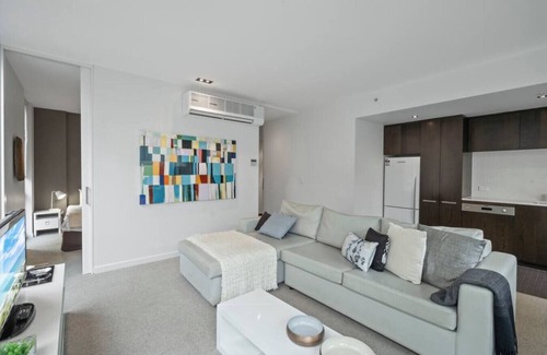 East Melbourne Apartment | Central apt with Parking & Pool