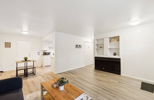 Lake Hills House | Central Bellevue Guesthouse 2 Bedroom Duplex